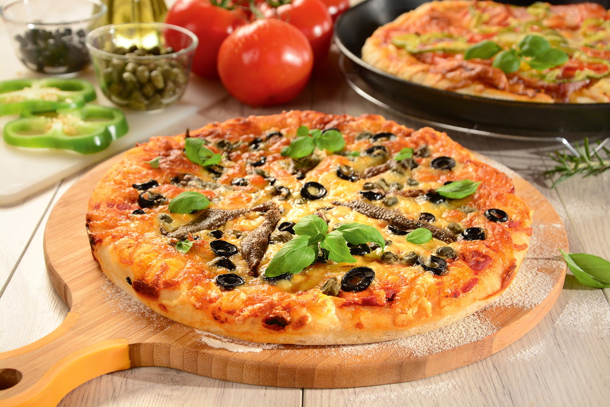Pizza z oliwkami, kaparami i anchois
