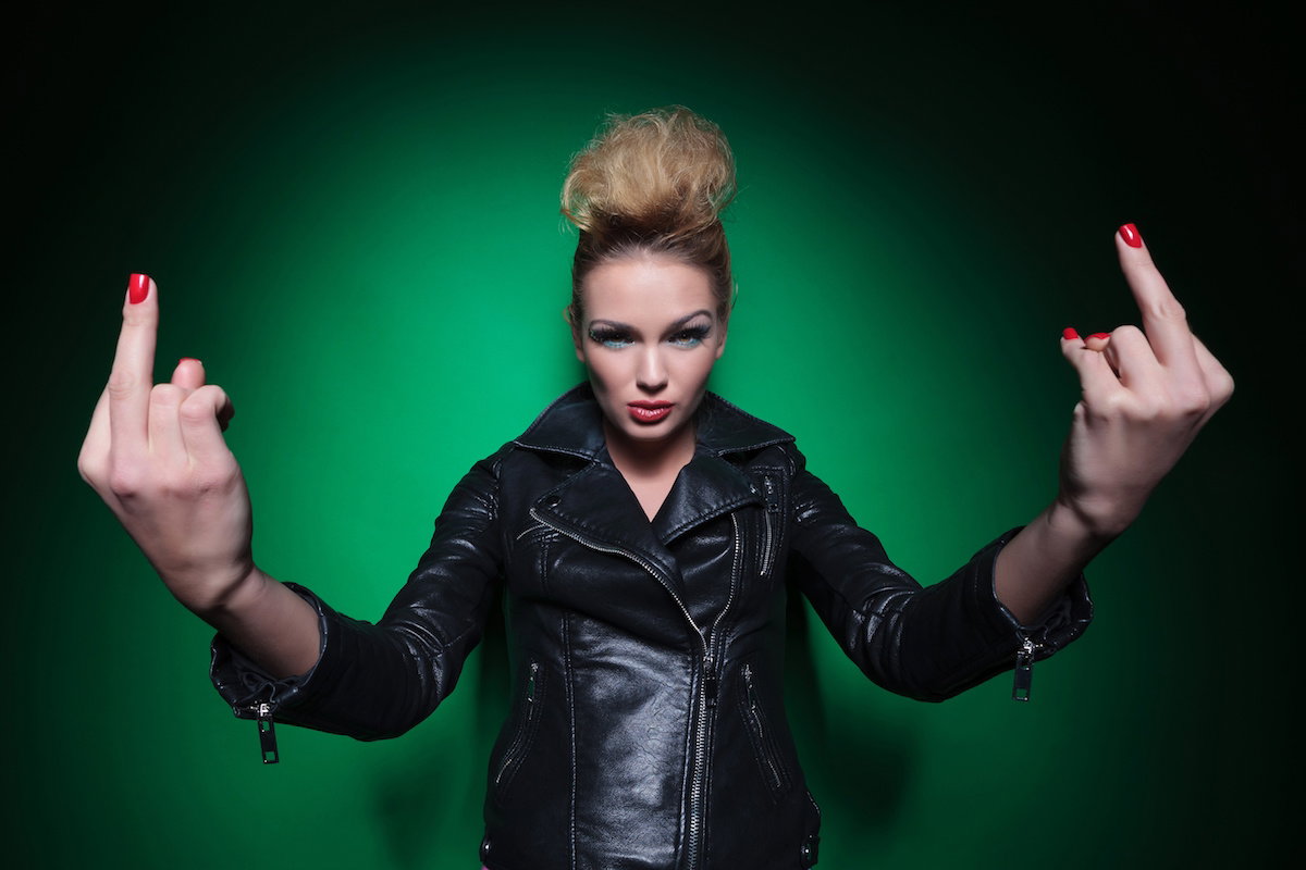 Dziewczyna pokazuje fuck you
