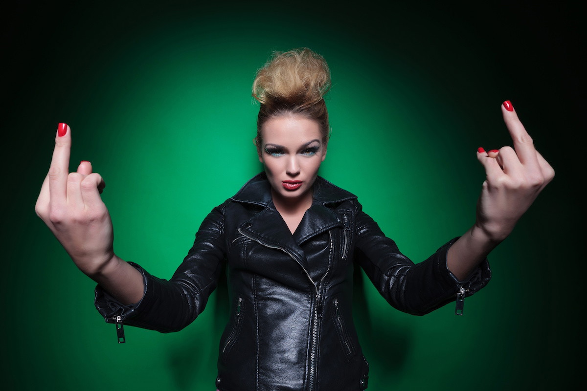Dziewczyna pokazuje fuck you