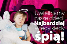 Śpiące dziecko w aucie - mem