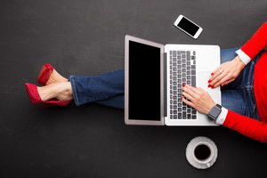 Kobieta trzymająca laptopa na kolanach