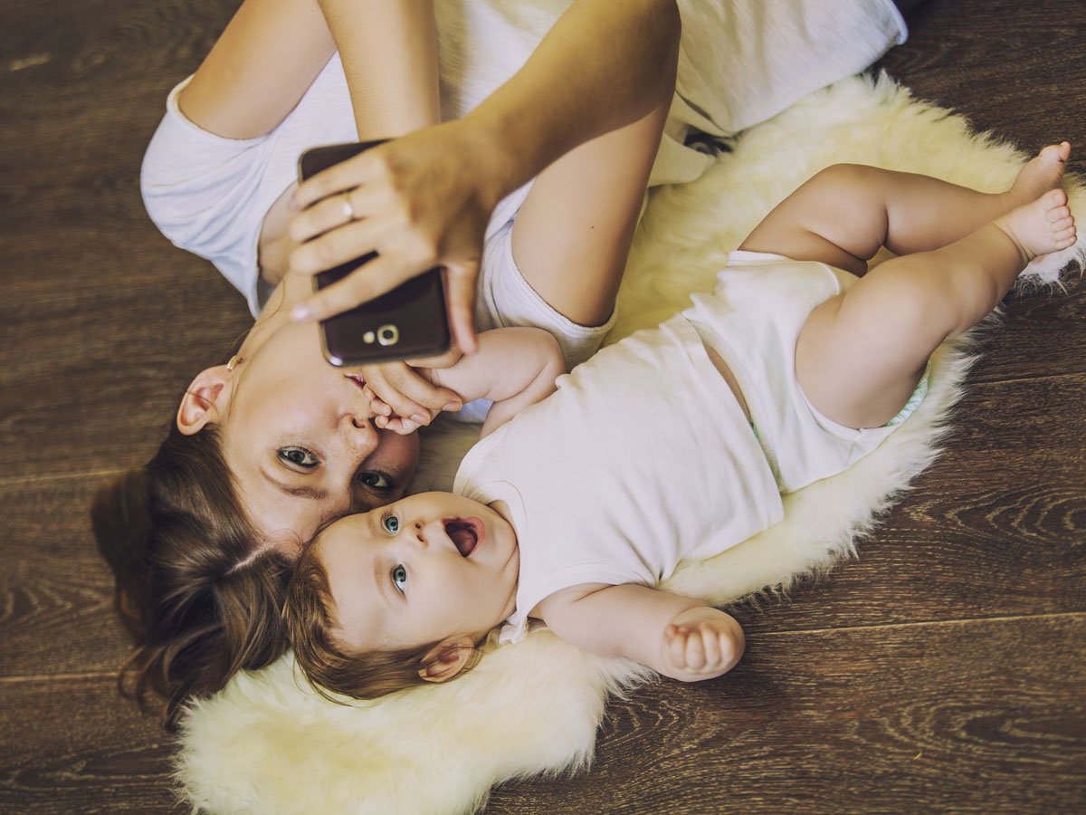 Mama z dzieckiem robi selfie