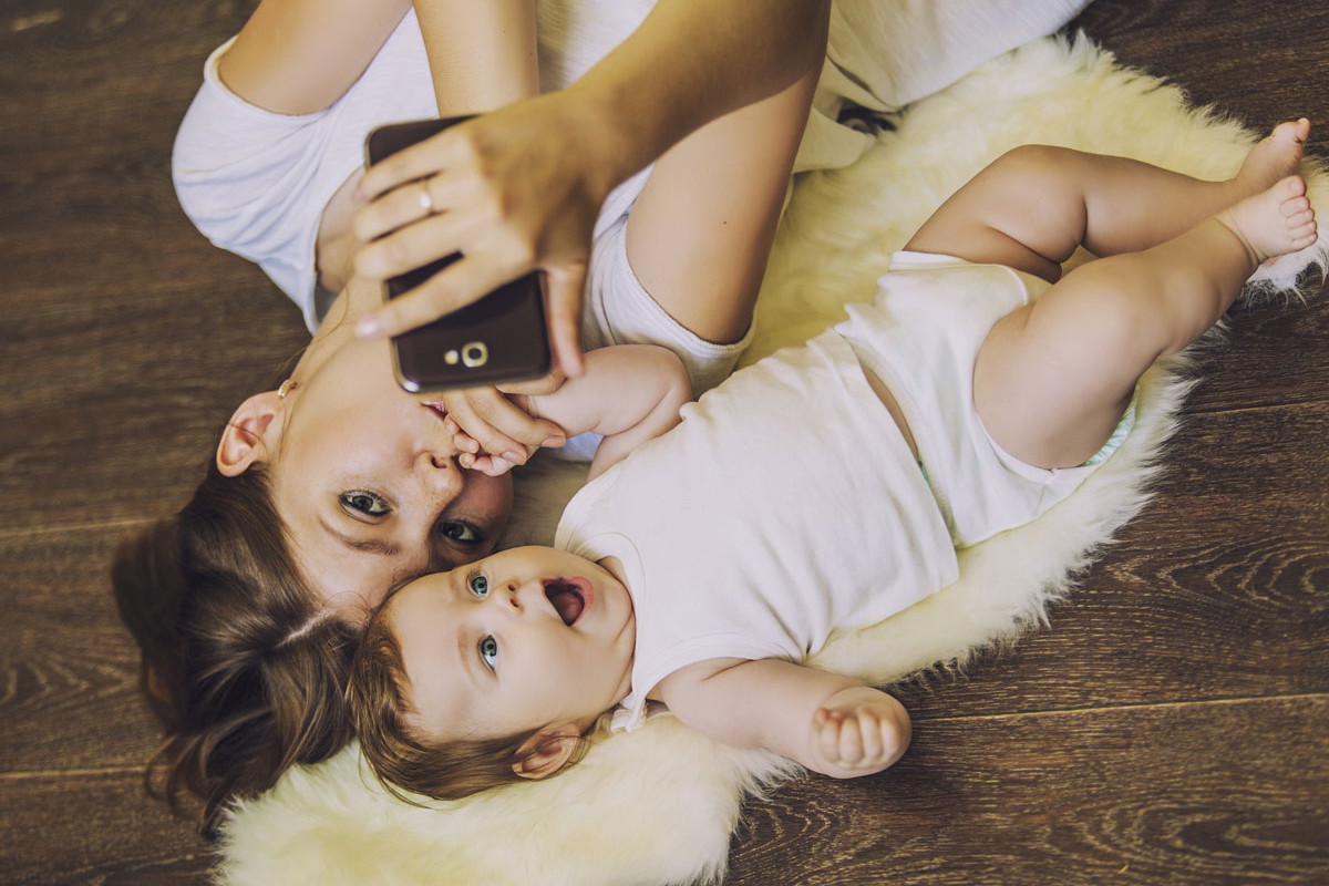 Mama z dzieckiem robi selfie