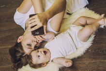 Mama z dzieckiem robi selfie