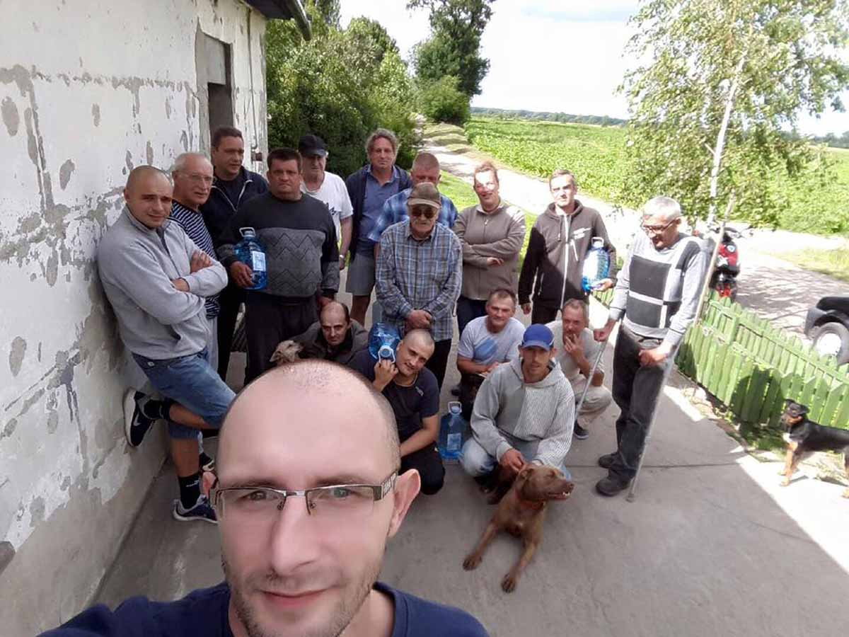 Bezdomni tworzą schronisko w Posadówku