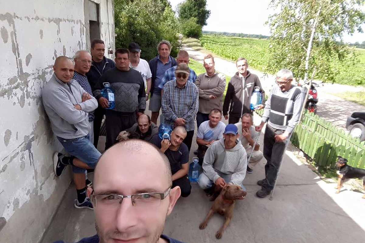 Bezdomni tworzą schronisko w Posadówku
