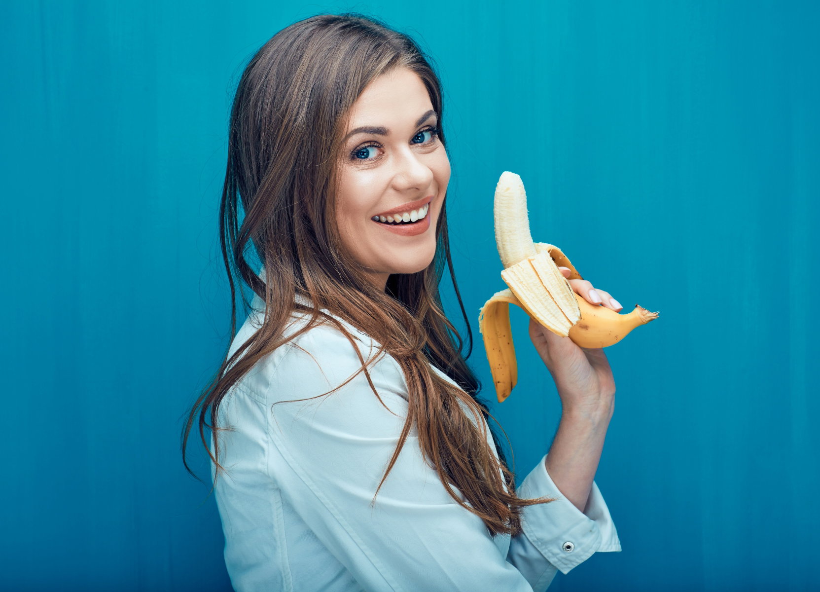 Kobieta jedząca banana