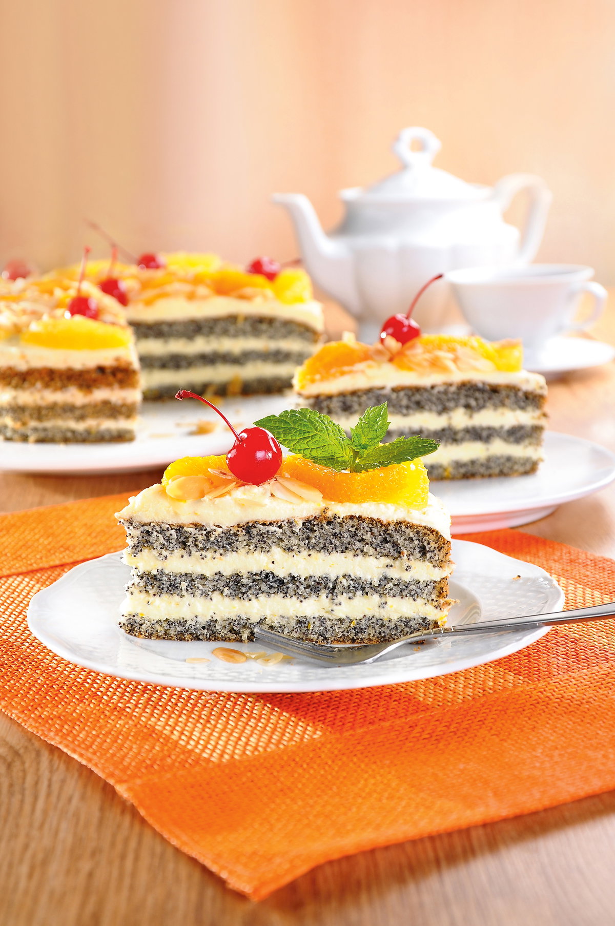 Tort makowy z kremem budyniowym