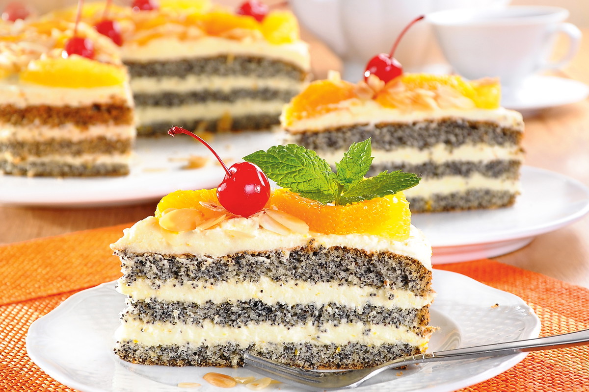 Tort makowy z kremem budyniowym