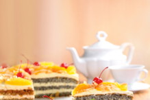 Tort makowy z kremem budyniowym