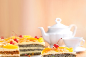 Tort makowy z kremem budyniowym