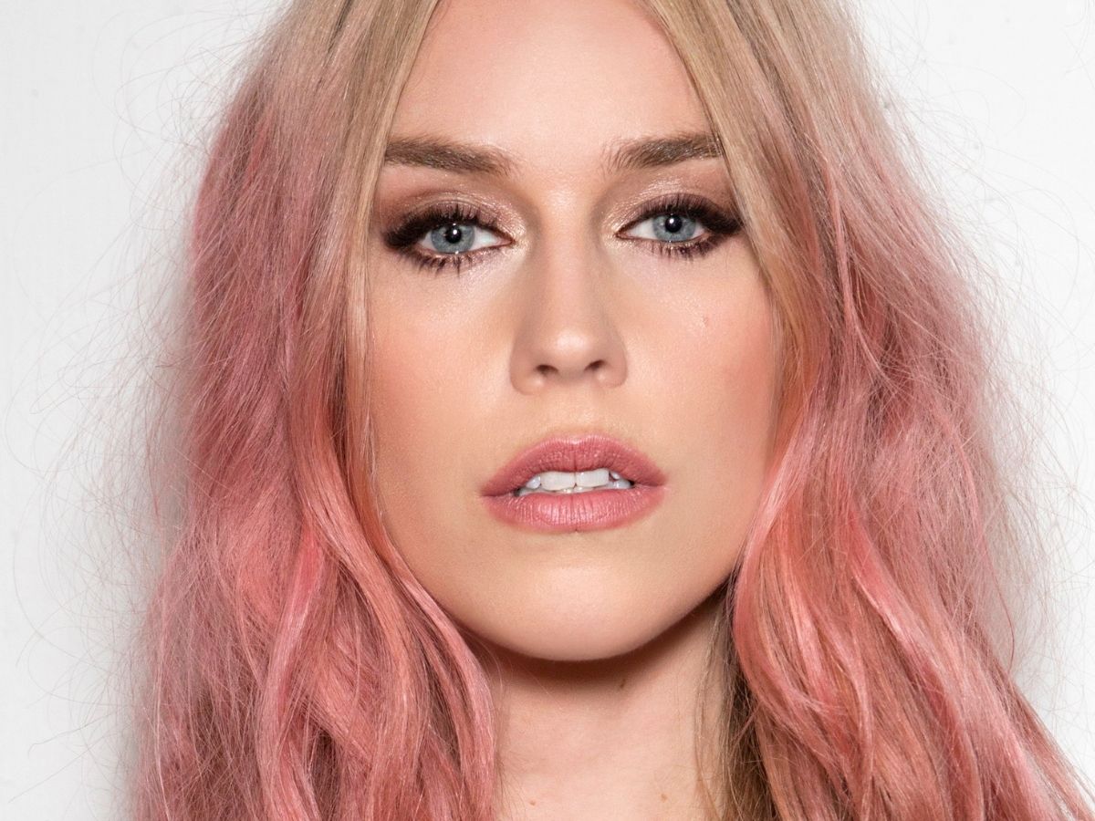 Truskawkowy blond - komu pasuje ten modny odcień i jak go uzyskać