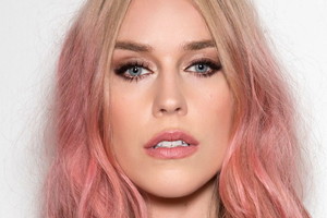 Truskawkowy blond - komu pasuje ten modny odcień i jak go uzyskać