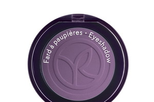 Cienie do powiek Couleur Végétal. 63 - Violet Iris Mat, Yves Rocher cena ok. 29 zł.