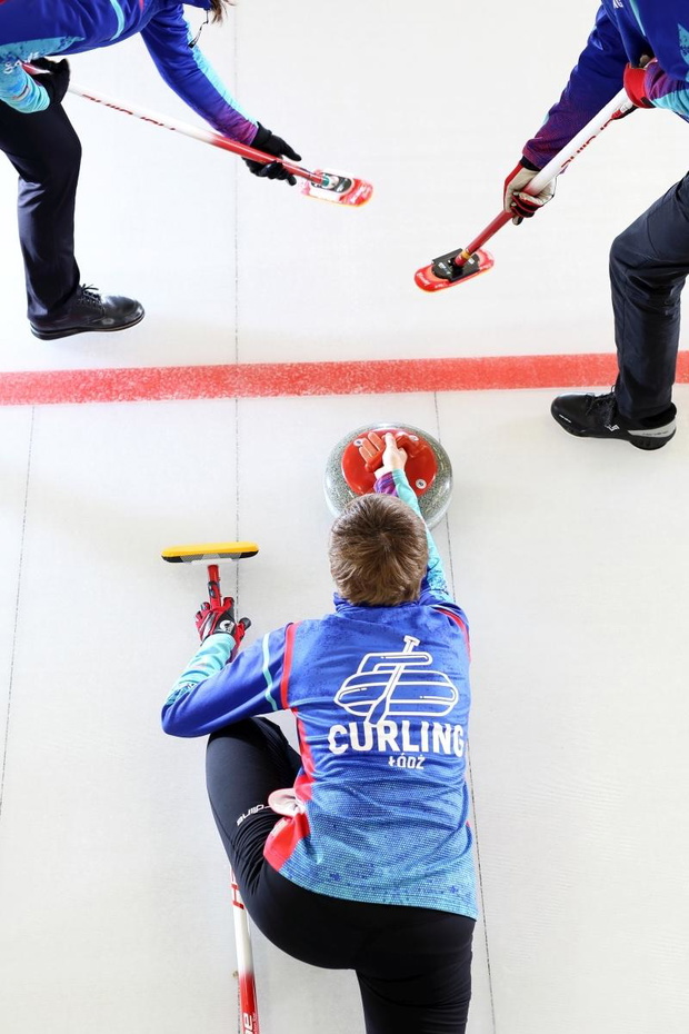 zawodnicy-w-trakcie-gry-w-curling-2420233-a8ba258