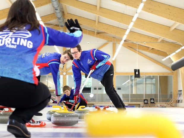 zawodnicy-w-trakcie-gry-w-curling-2420230-8d702d7
