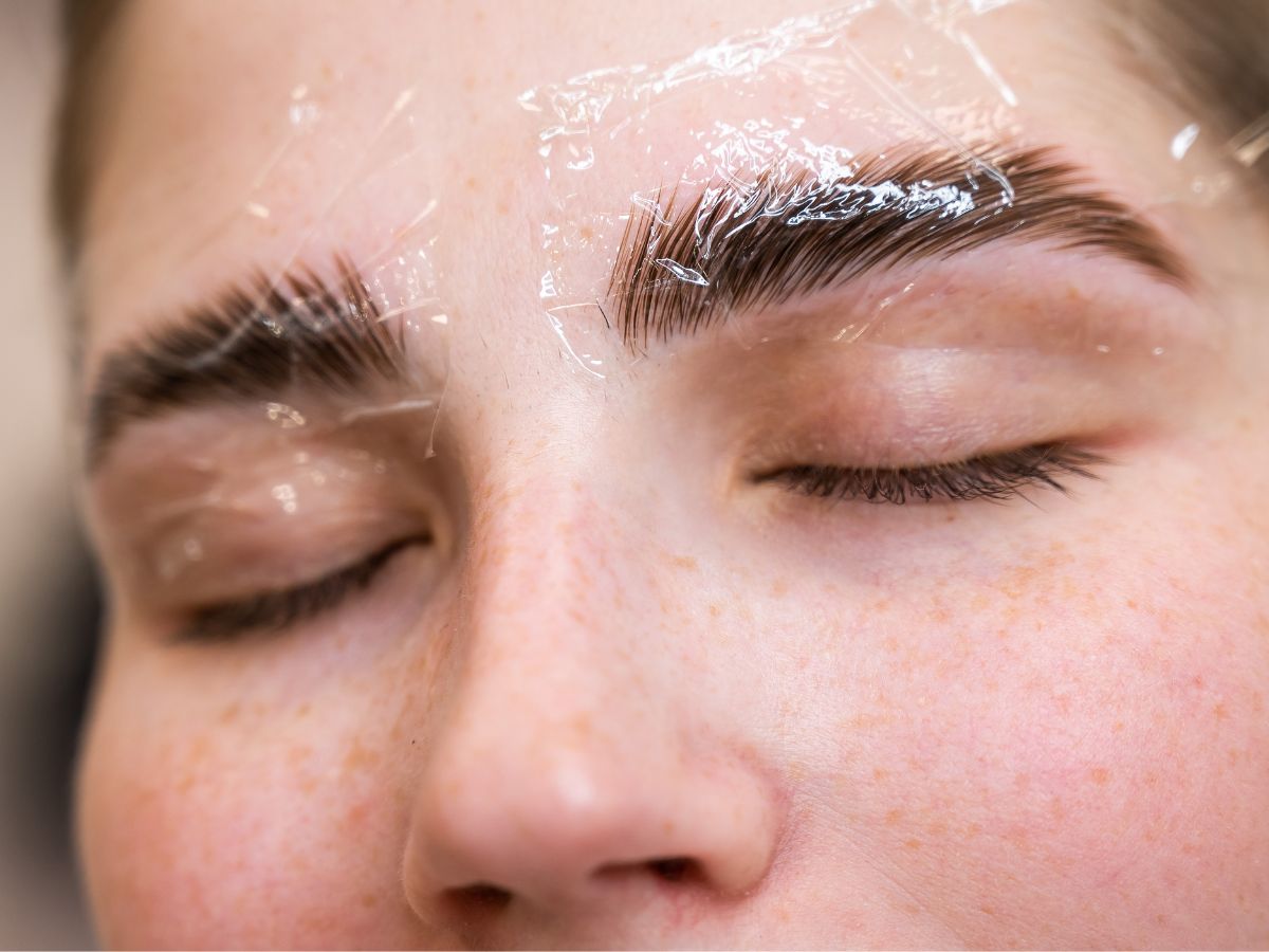 laminacja brwi w domu - jak zrobić krok po kroku, zestaw do laminacji brwi, laminacja brwi żelatyną, efekty, lash lift