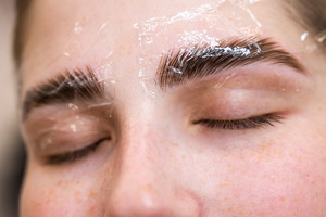 laminacja brwi w domu - jak zrobić krok po kroku, zestaw do laminacji brwi, laminacja brwi żelatyną, efekty, lash lift