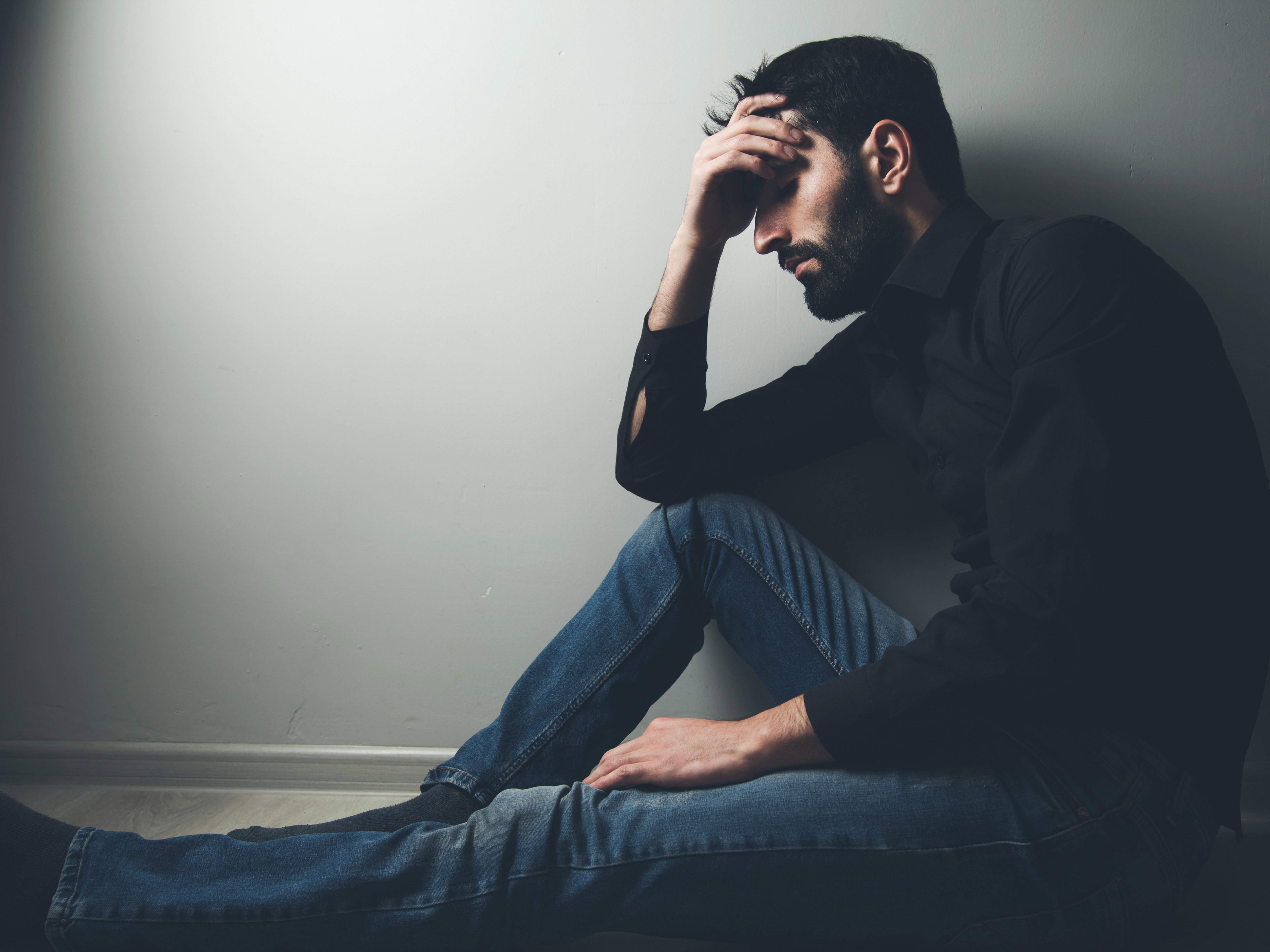 Smutny mężczyzna, problemy w małżeństwie