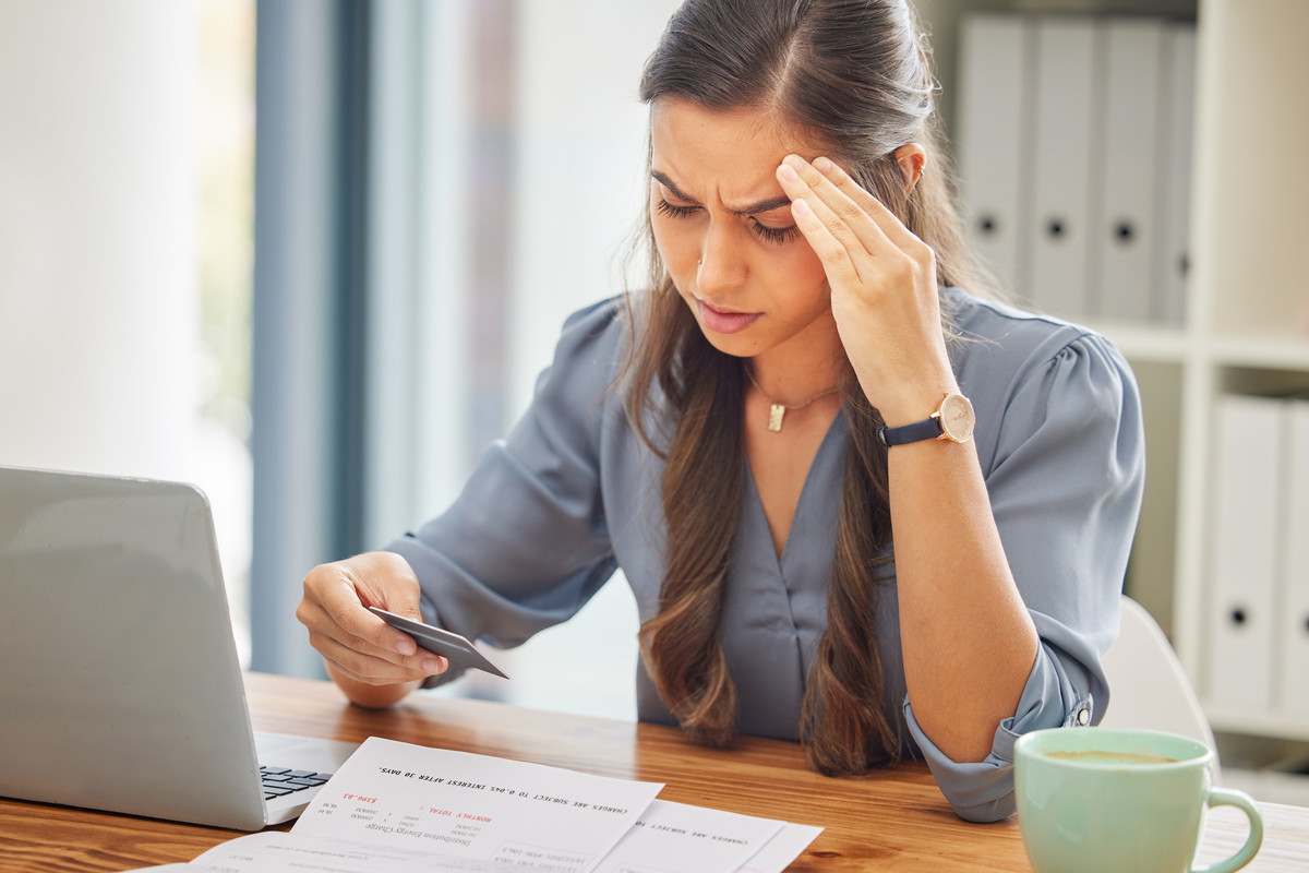 Smutna kobieta nad rachunkami, problemy finansowe