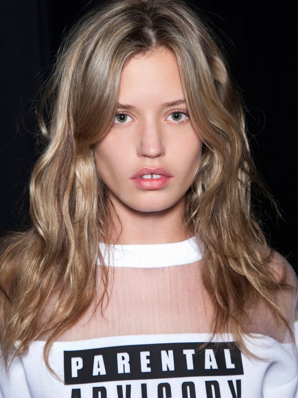 Naturalna fryzura z pokazu Alexander Wang