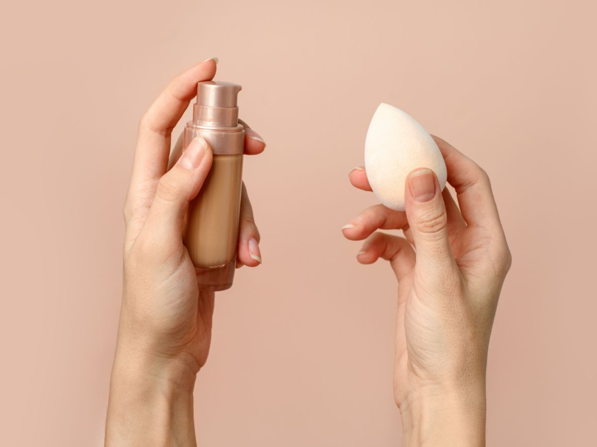 nakładanie podkładu zimnym beauty blenderem - trik z tiktoka