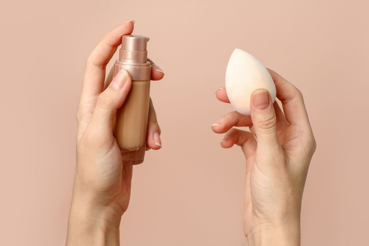 nakładanie podkładu zimnym beauty blenderem - trik z tiktoka