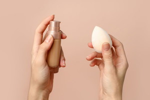 nakładanie podkładu zimnym beauty blenderem - trik z tiktoka