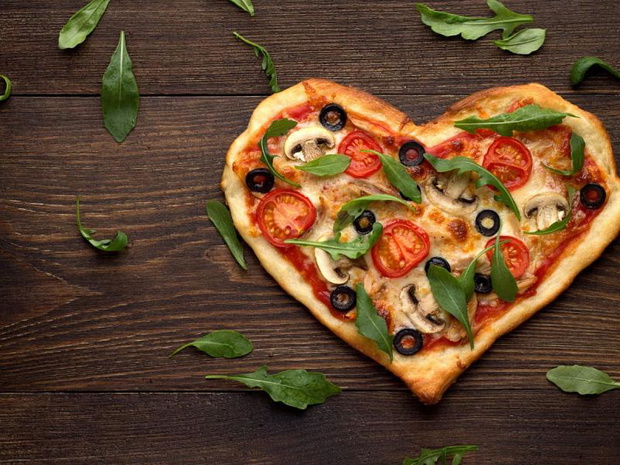 kolacja-na-dzien-chlopaka-pizza-w-ksztalcie-serca-2489363-c2a0bdf