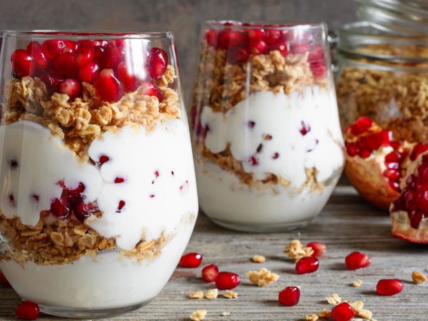 desery-z-granatem-jogurtem-i-granola-2490940-9c601c8