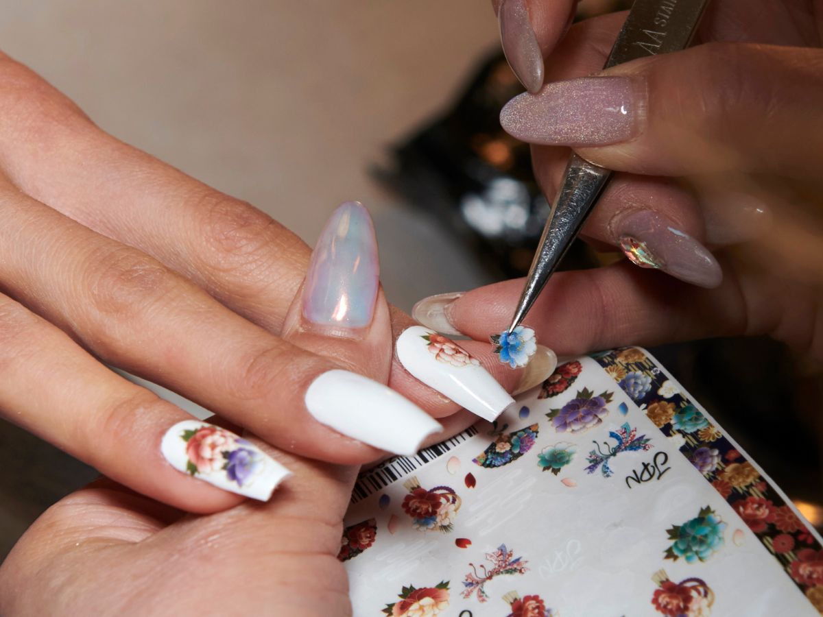 Kwadratowe paznokcie - inspiracje na modny manicure