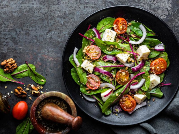 salatki-z-orzechami-wloskimi-salatka-z-pomidorkami-i-serem-halloumi-2490786-cb7a640