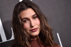 paznokcie Hailey Bieber