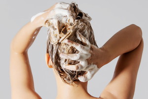 odwrócone mycie włosów - Reverse Hair Washing TikTok