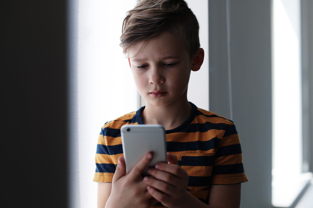Dziecko z telefonem, smartfon, dzieci, chłopiec