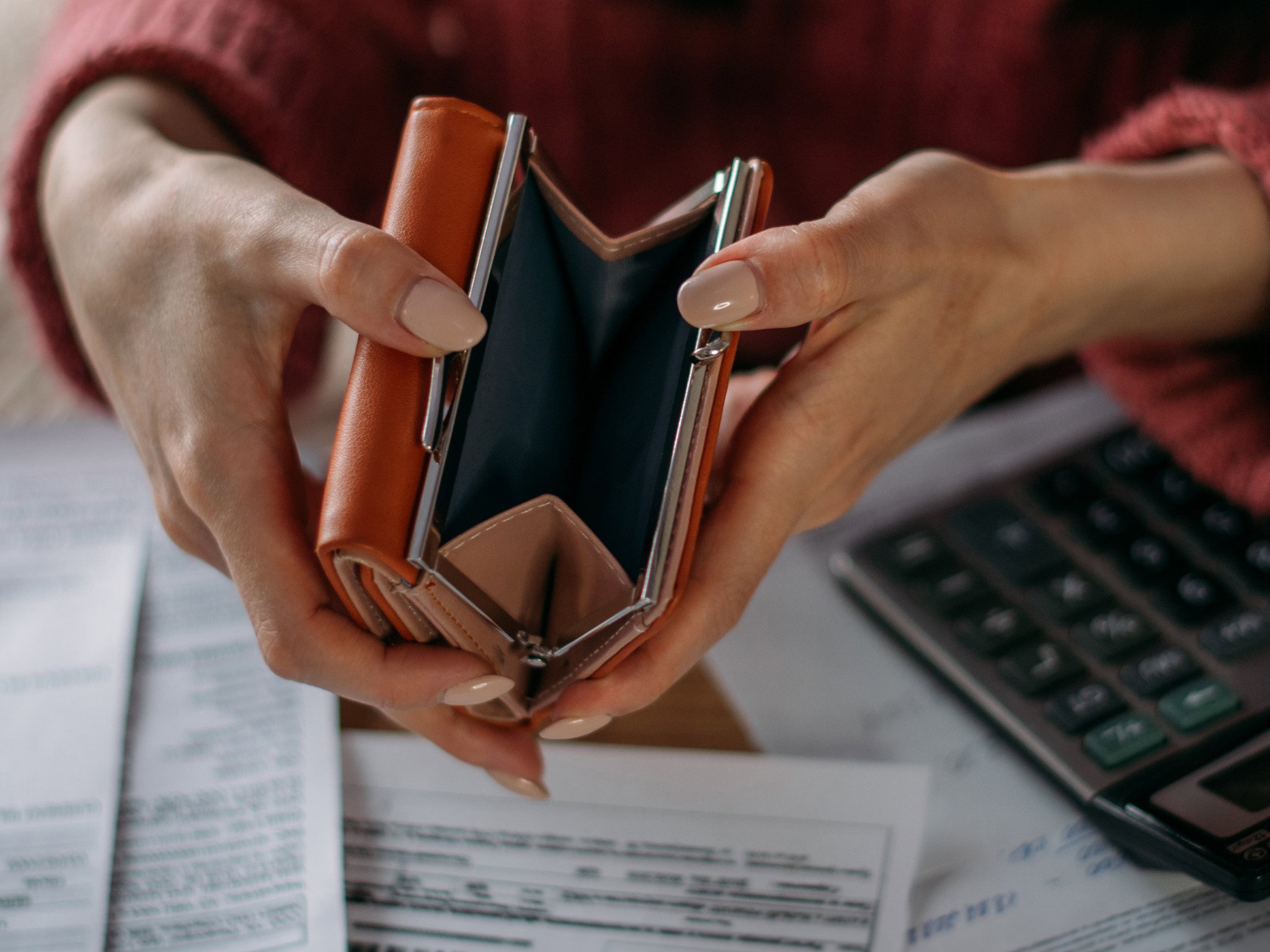 Problemy finansowe, kobieta nad rachunkami
