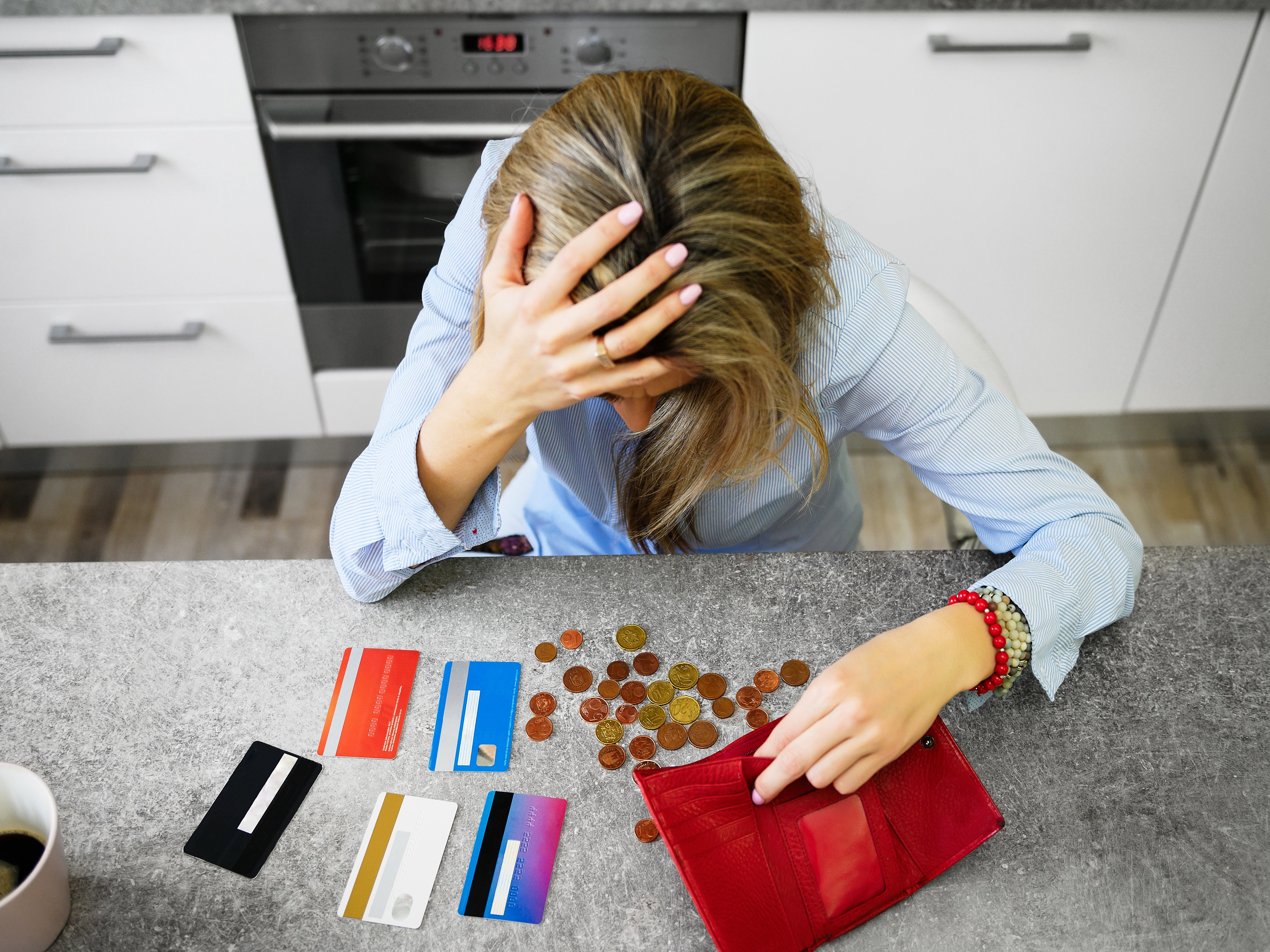 Problemy finansowe, kobieta nad rachunkami