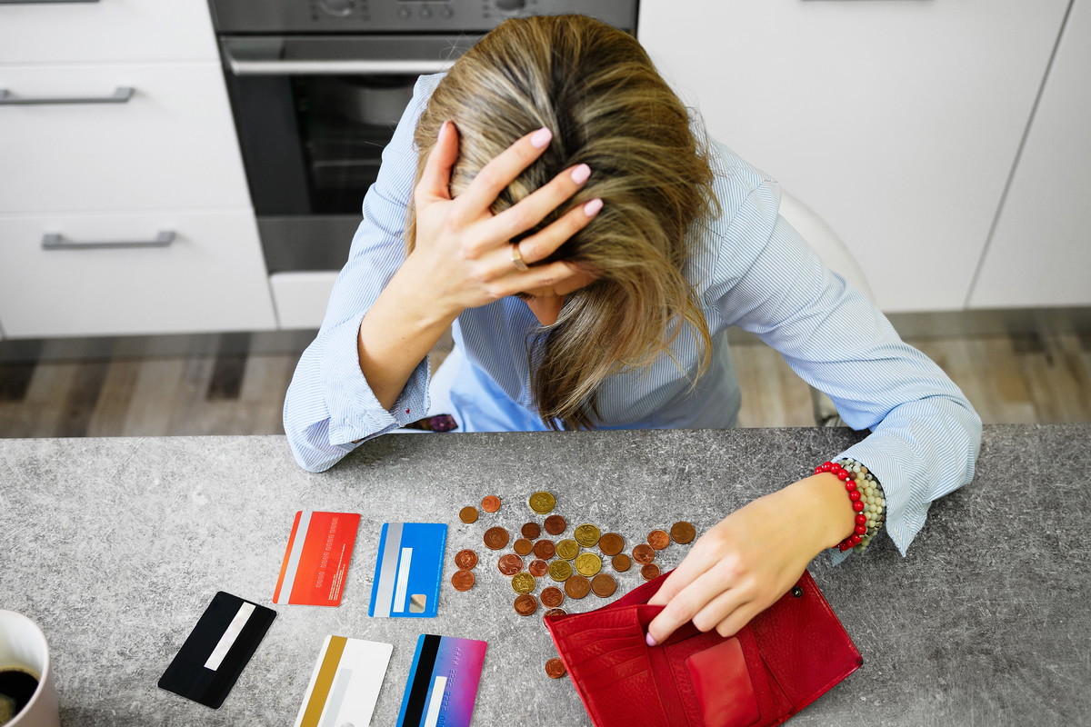 Problemy finansowe, kobieta nad rachunkami