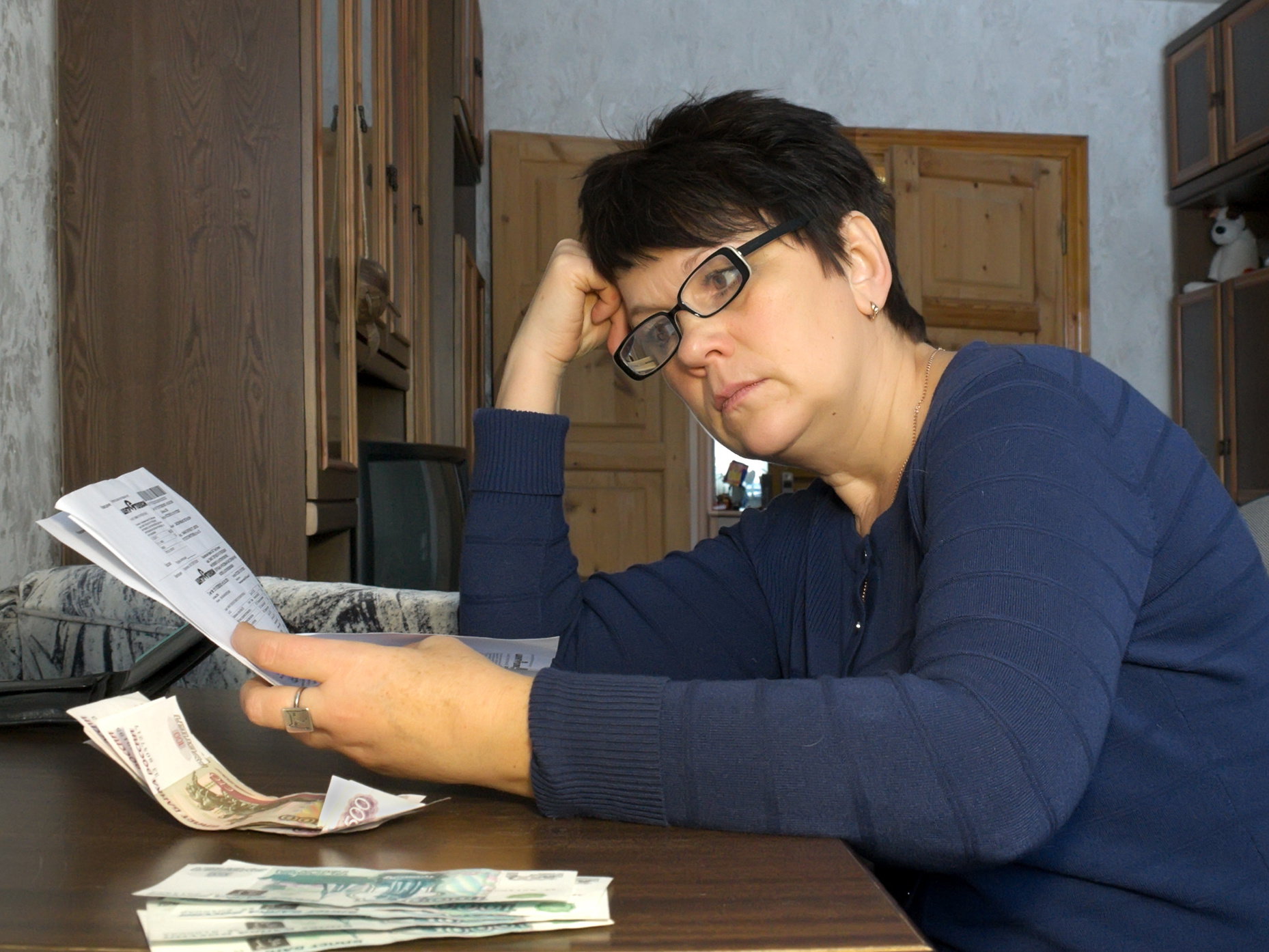 Smutna kobieta, pieniądze, problemy finansowe