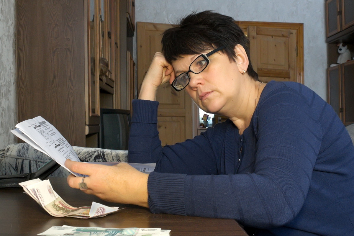 Smutna kobieta, pieniądze, problemy finansowe