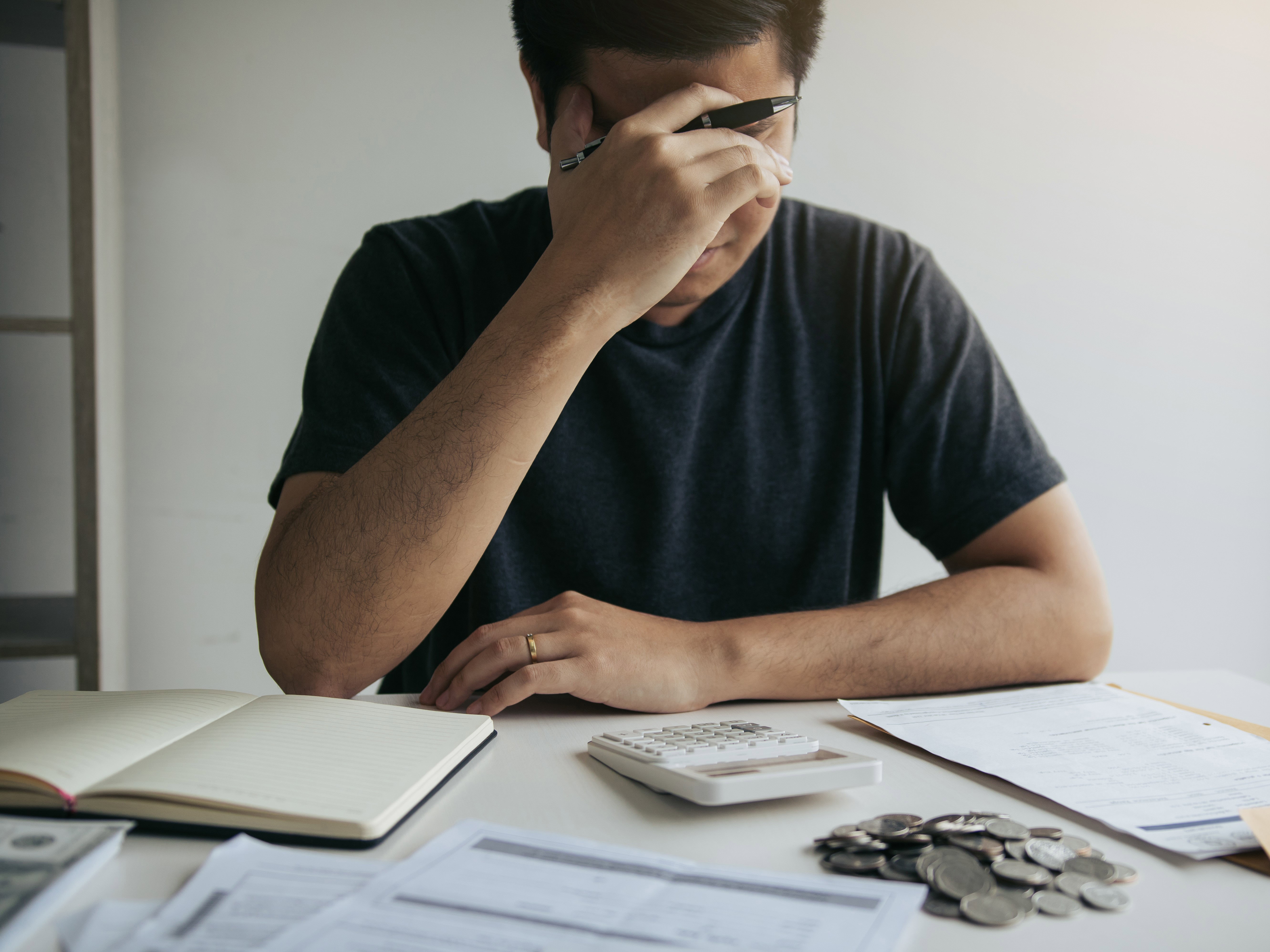 Smutny mężczyzna, problemy finansowe