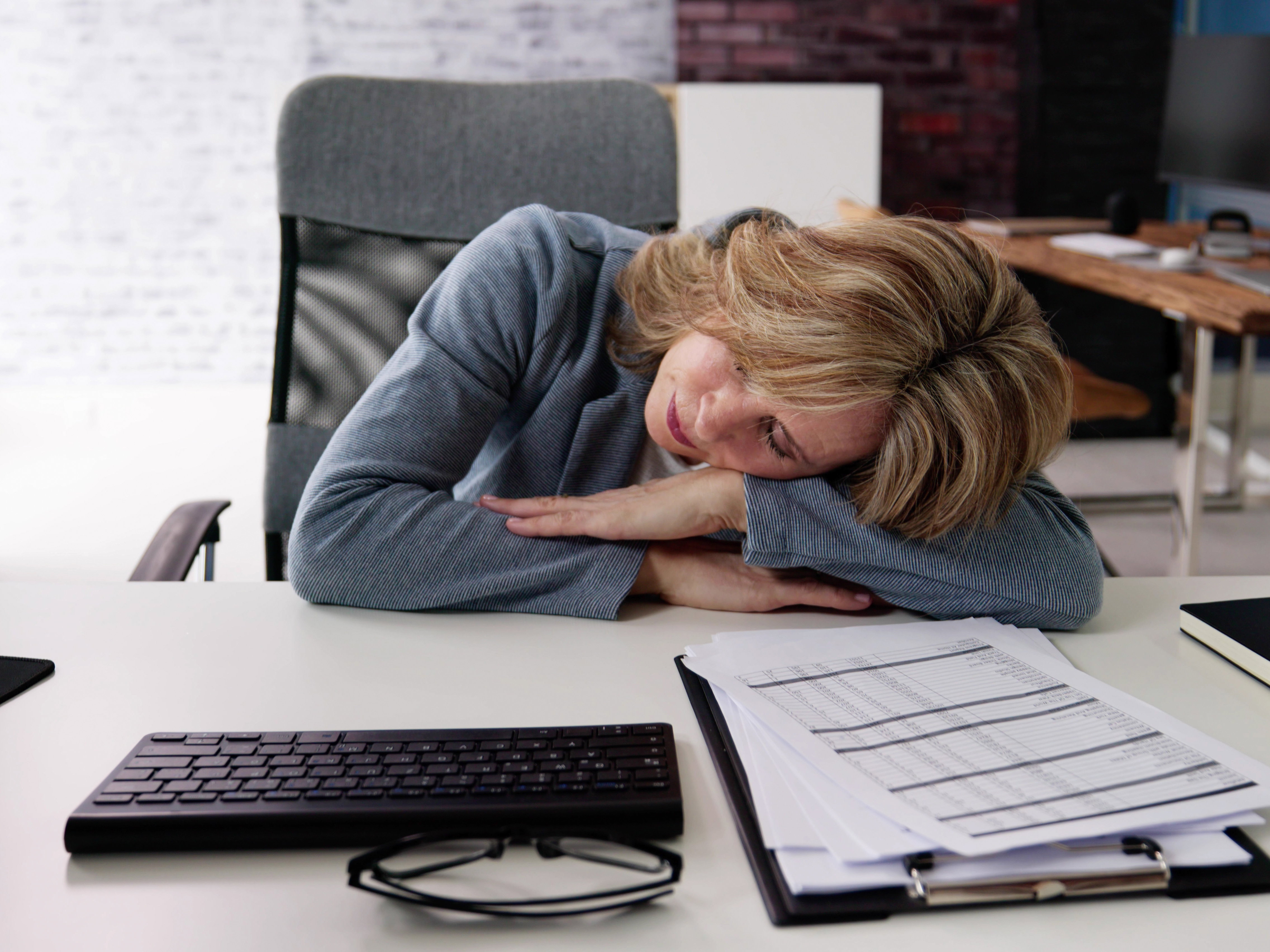 Znudzona kobieta w średnim wieku. praca