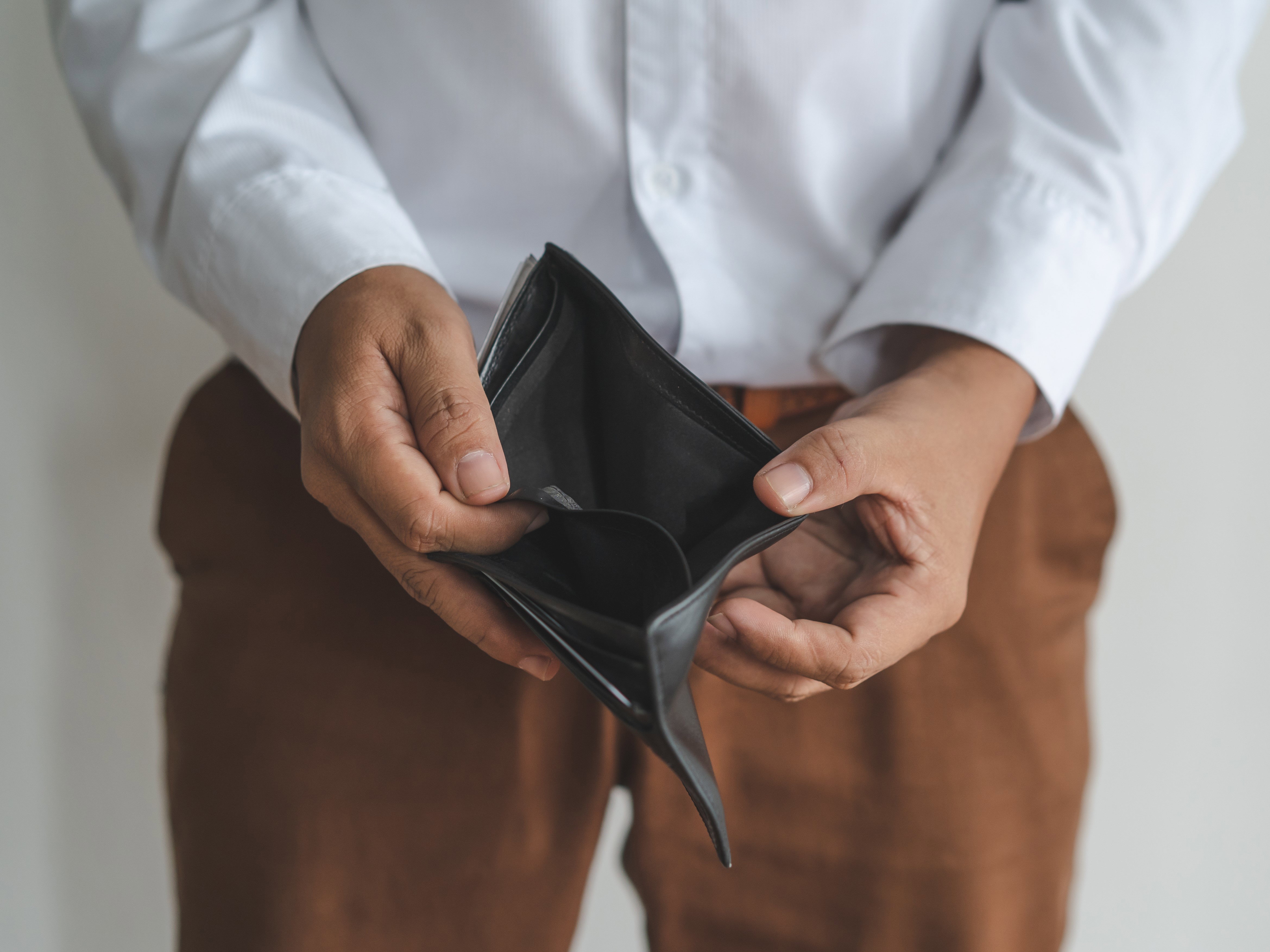 Bieda, kłopoty finansowe, mężczyzna, portfel