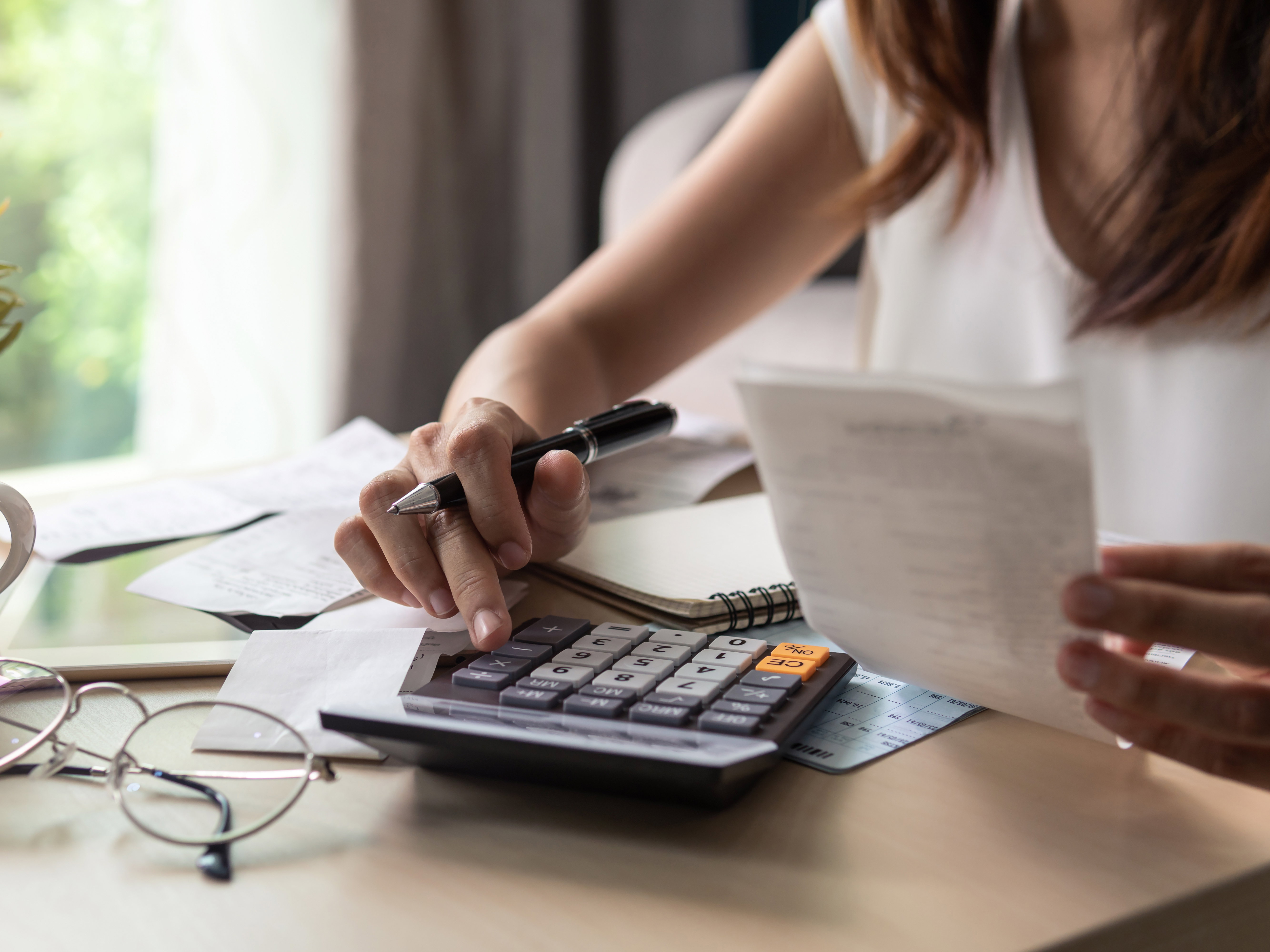 Kobieta nad rachunkami, pieniądze, finanse