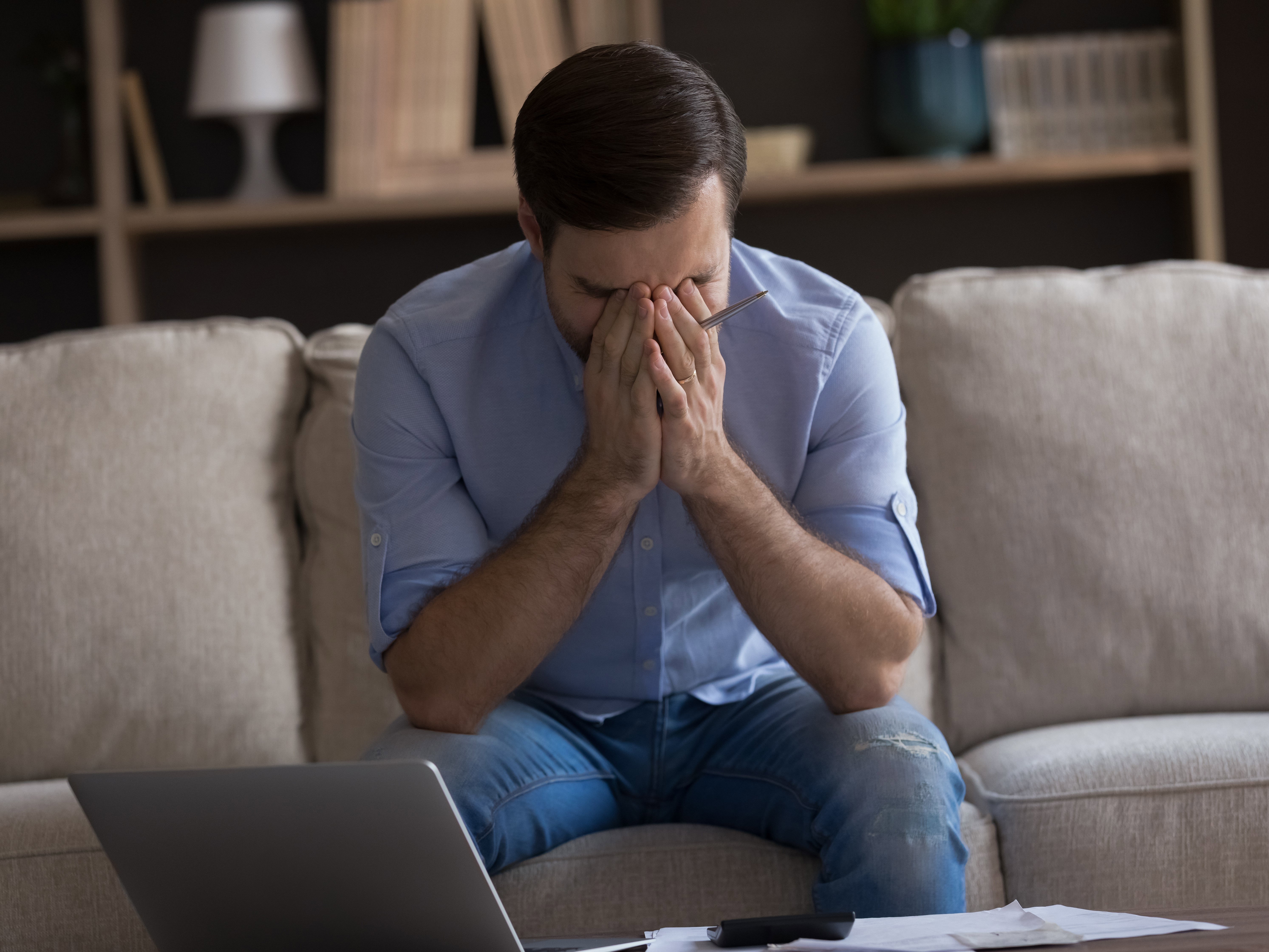 Smutny mężczyzna, problemy finansowe