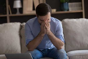 Smutny mężczyzna, problemy finansowe