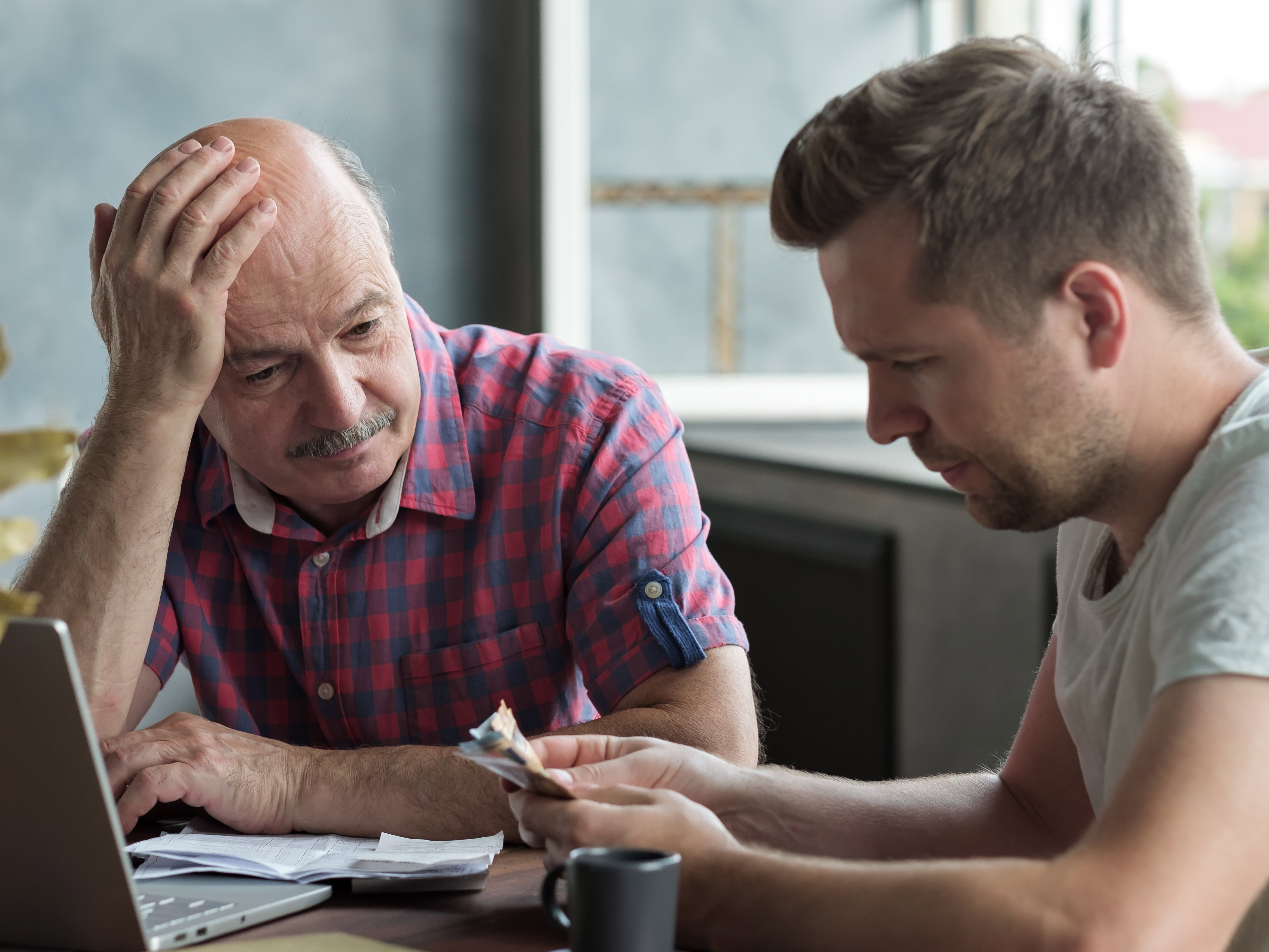Ojciec i syn, problemy finansowe