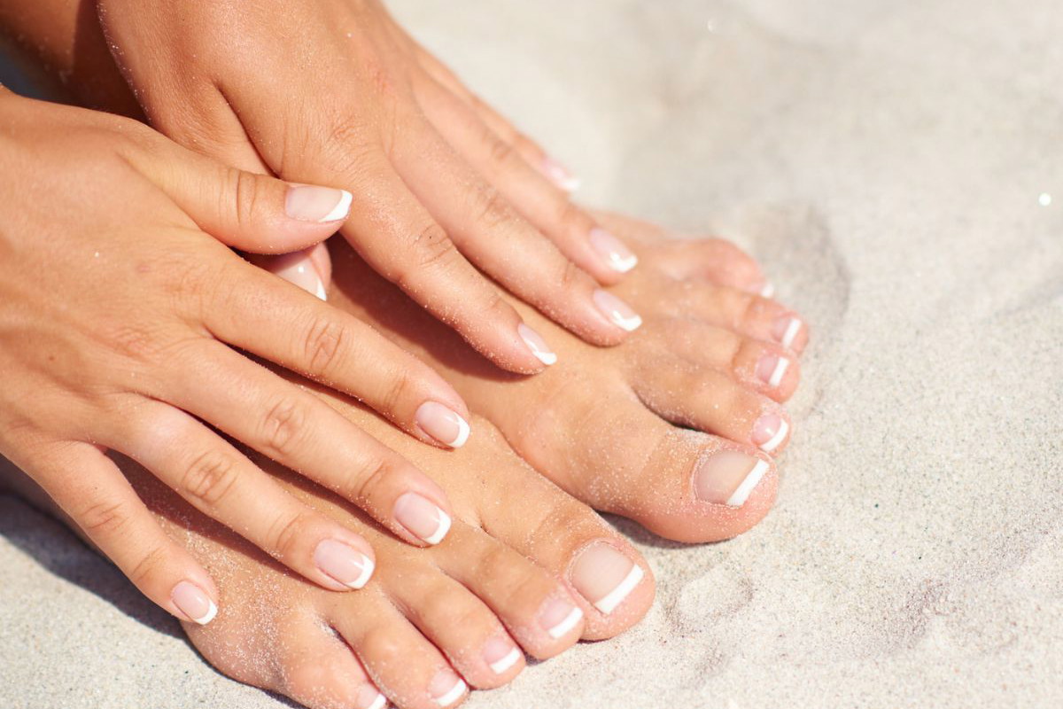 Modny pedicure wiosna-lato 2023 - trendy, kolory