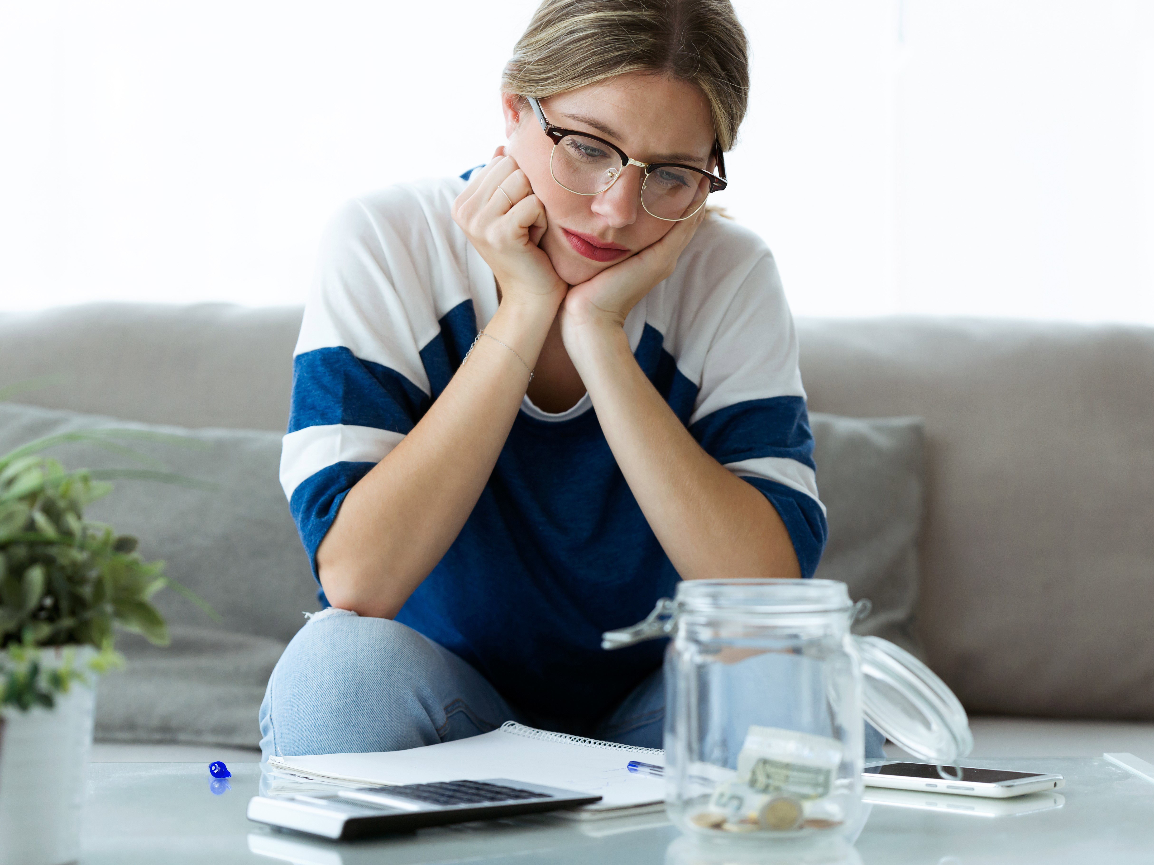 Problemy finansowe, kobieta nad rachunkami