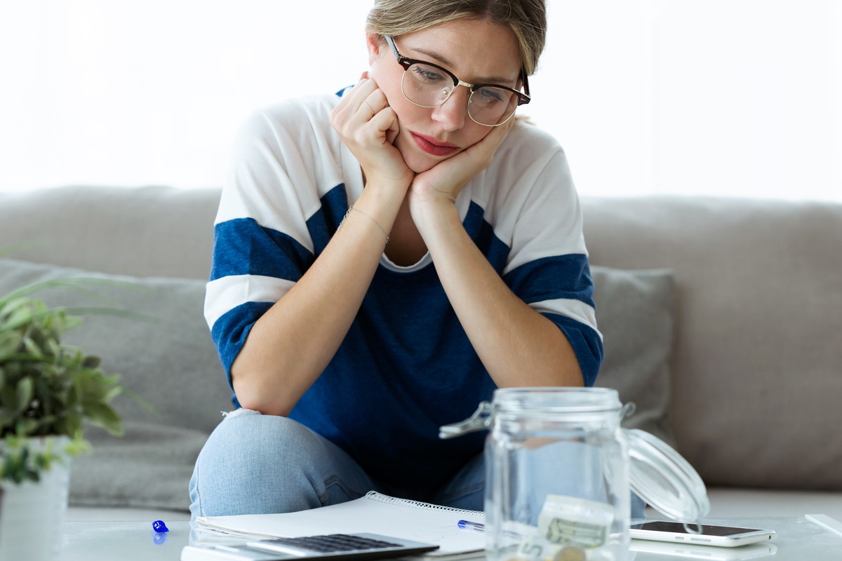 Problemy finansowe, kobieta nad rachunkami